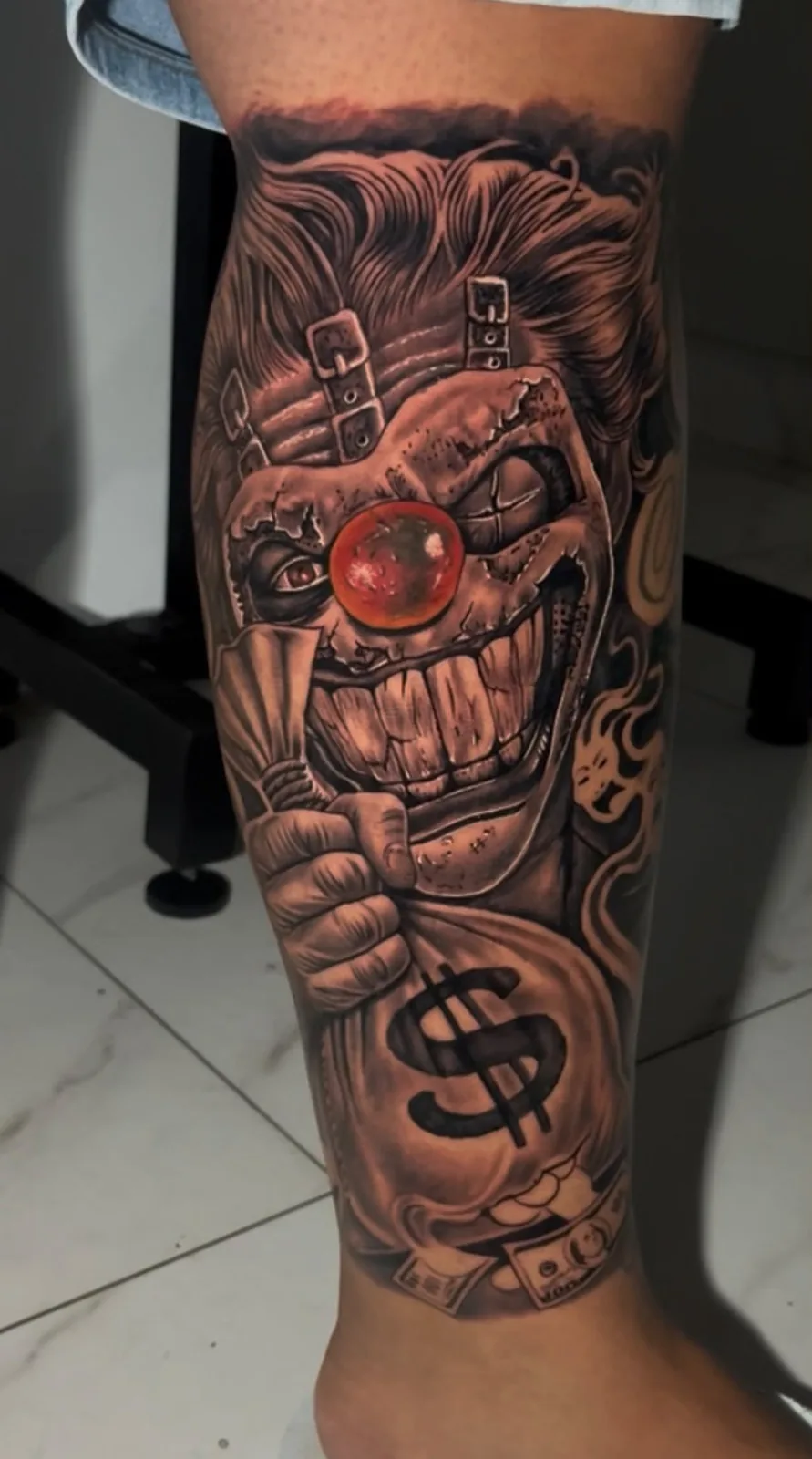 Palhaço e dinheiro — Realismo — Marcus Tattoo